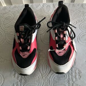 Girls size 1C Puma’s sneakers.